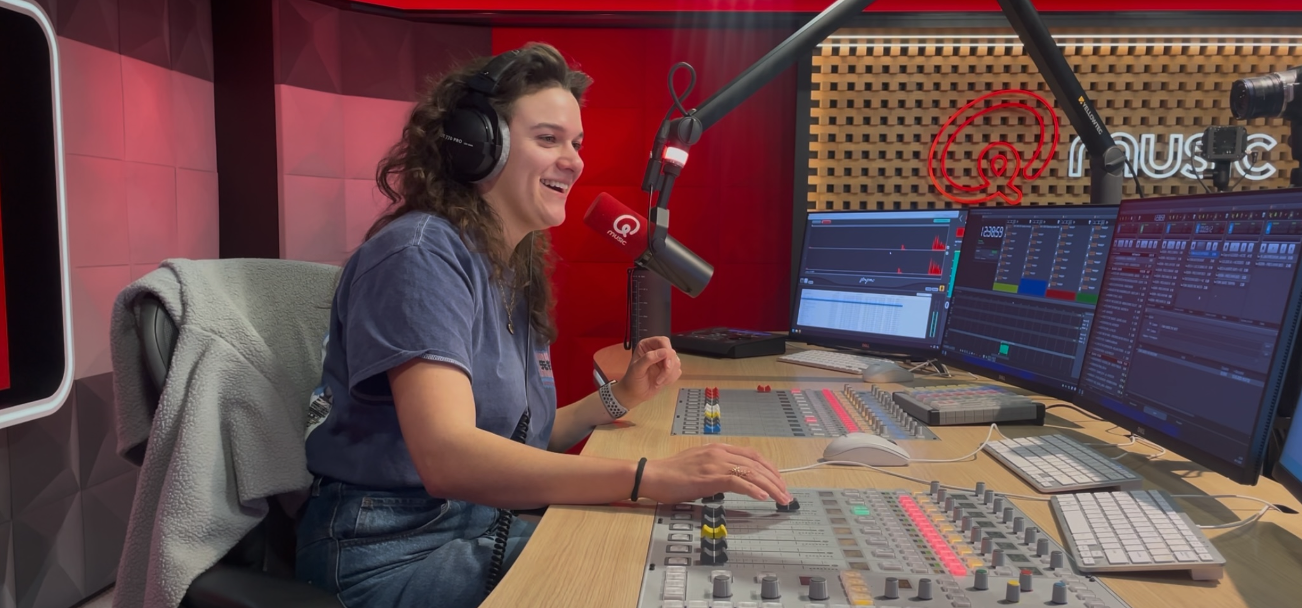 Van een publieke naar een commerciële omroep: Robin loopt stage bij Qmusic