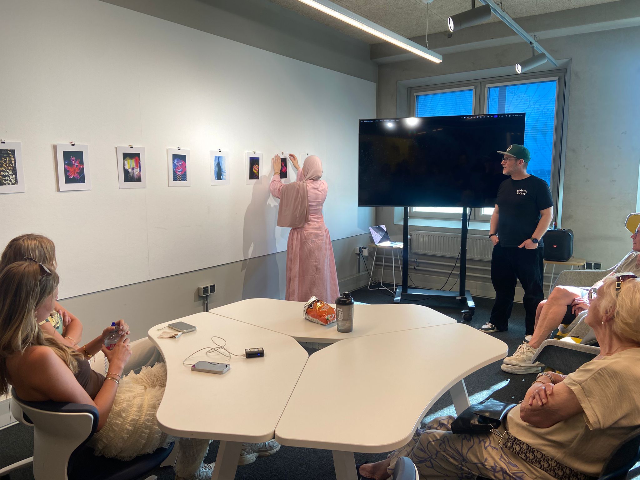 CB-docent Alex Moes opent zijn nieuwe expositie op de 6de verdieping samen met CB-studenten